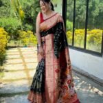 black paithani saree