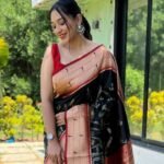 black paithani saree